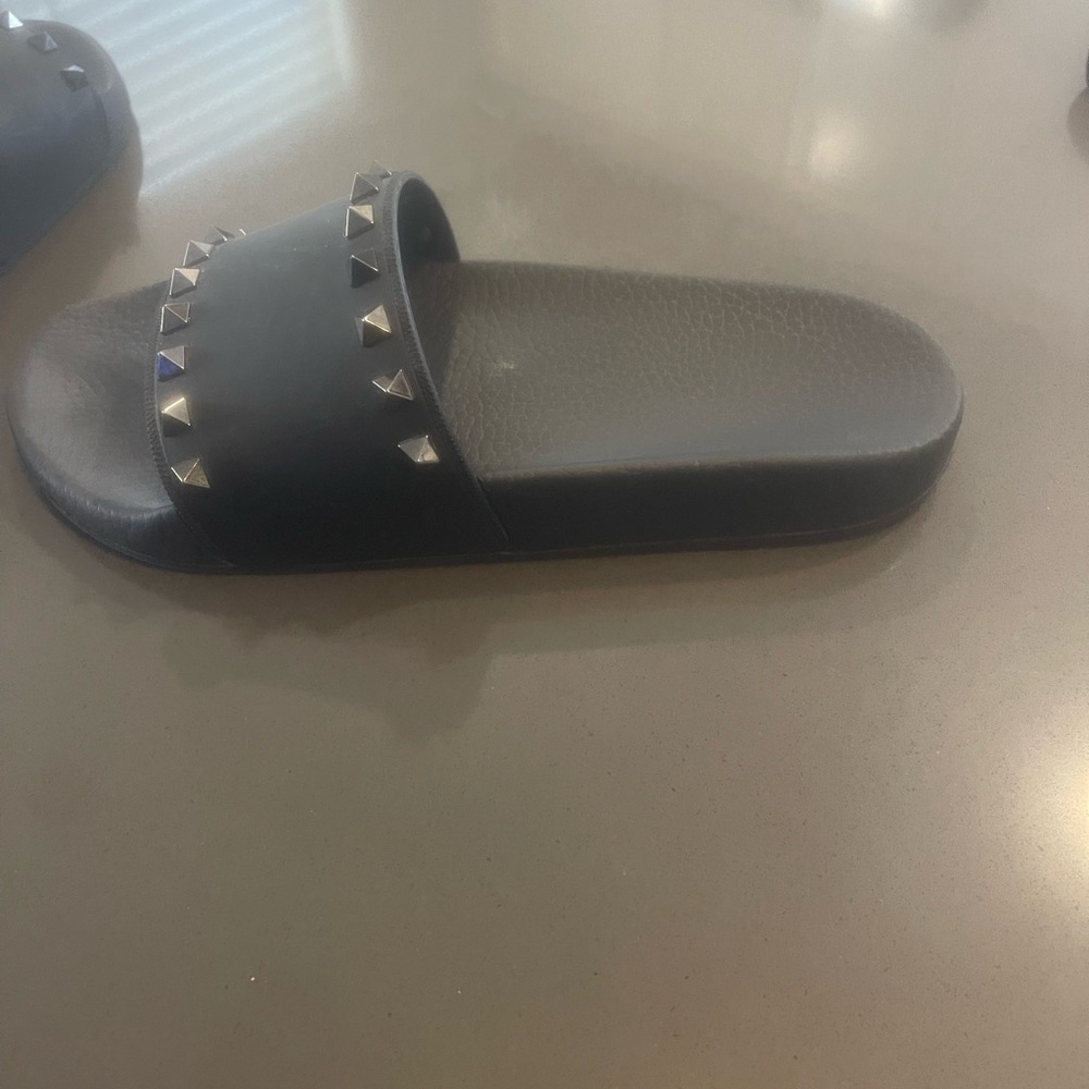 Authentic Valentino Rockstud black Slide. Size 9 Us Euro 40 great condition